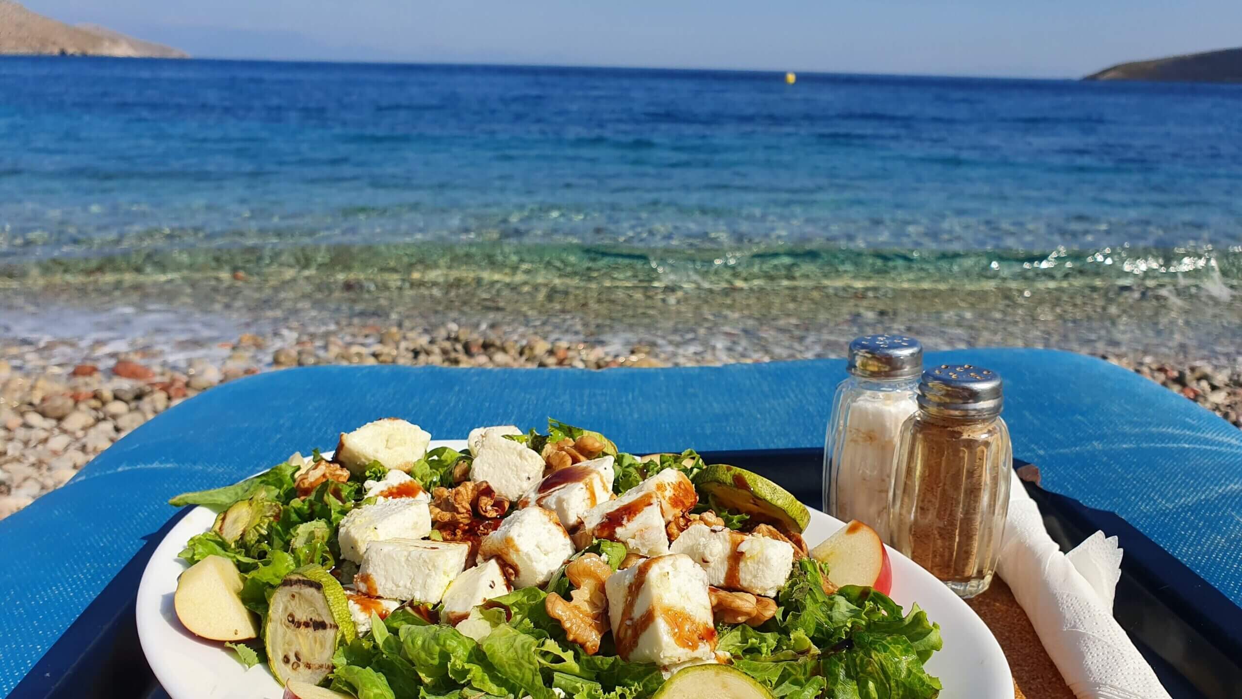 Manouri Salat am Strand von Livadia