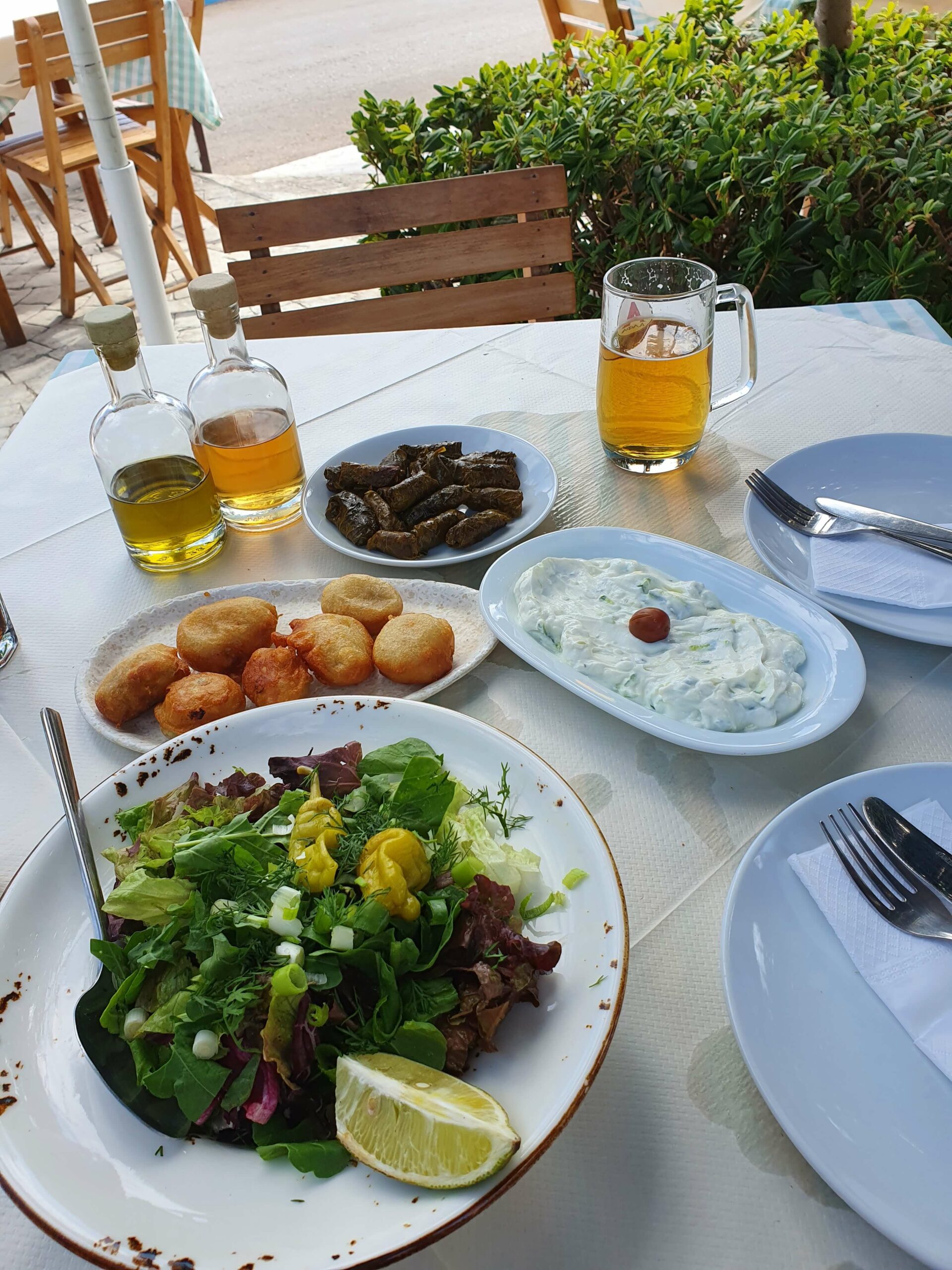 Griechisches Essen in der Taverne Cavos