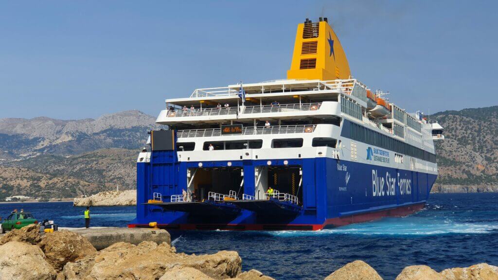 Blue Star Ferries Patmos am Hafen von Karpathos