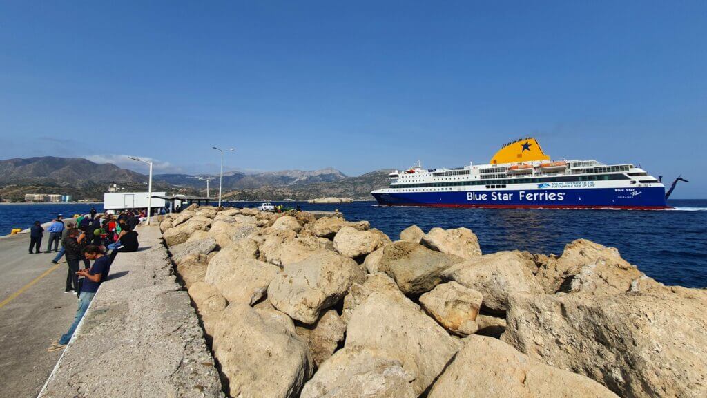 Einfahrt der Fähre am Hafen von Karpathos