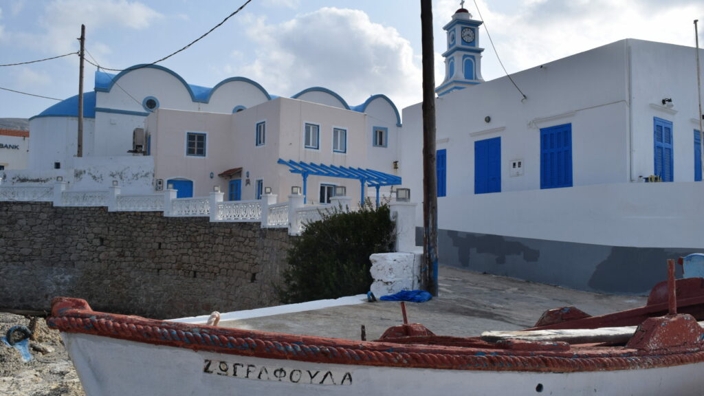 Fischerboot und orthodoxe Kirche von Fri