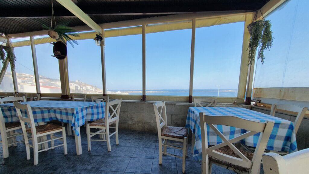 Tische mit Panoramasicht in der Taverne Milos