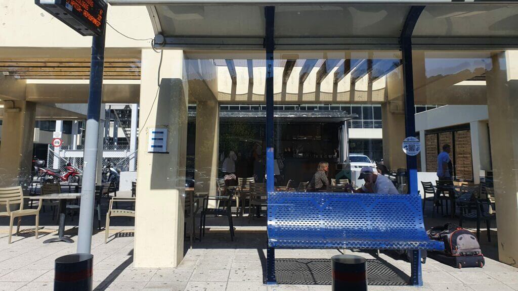 Bushaltestelle und Café im Hintergrund am Flughafens Rhodos