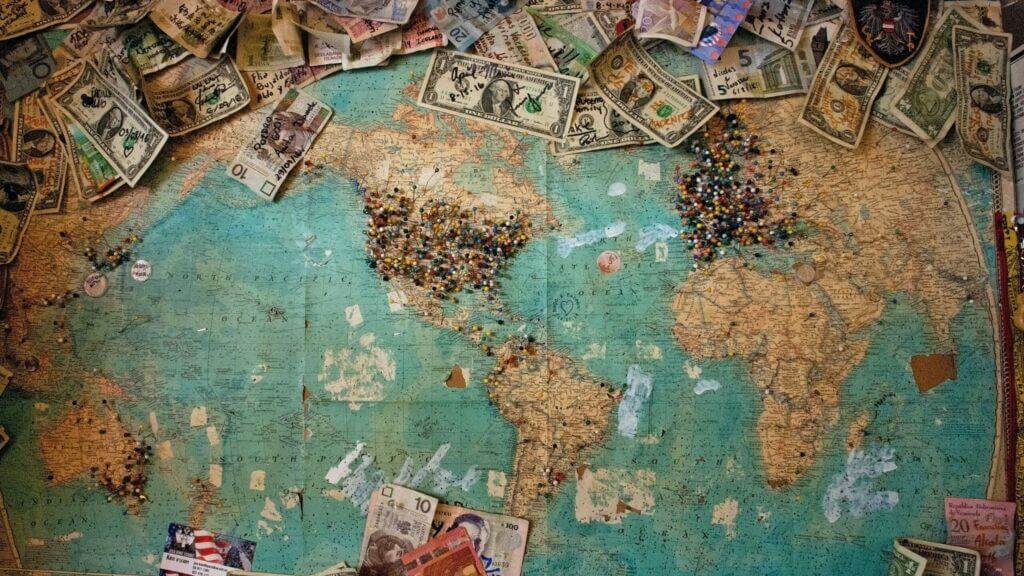 Reisen mit wenig Geld: 2 Möglichkeiten, um von unterwegs einfach Geld zu verdienen
