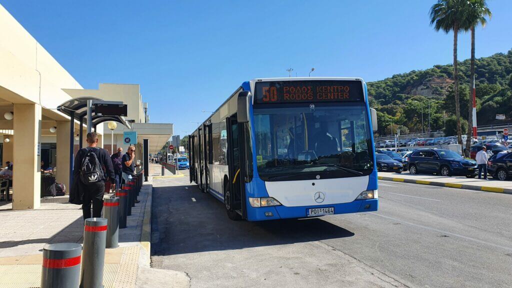 Öffentlicher Bus am Flughafen Rhodos nach Ialysos