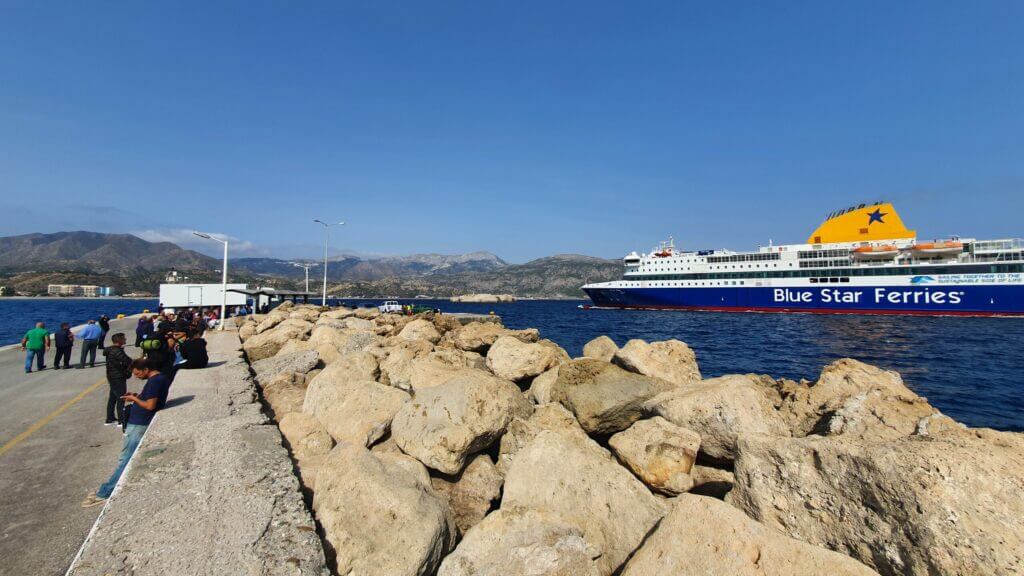 Ankunft der Fähre am Hafen von Karpathos