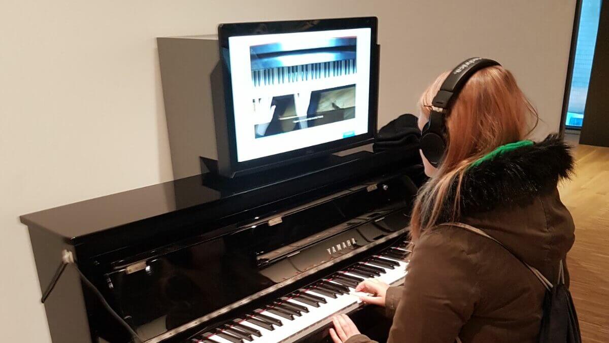 Klavier spielen im Studio Bell Calgary