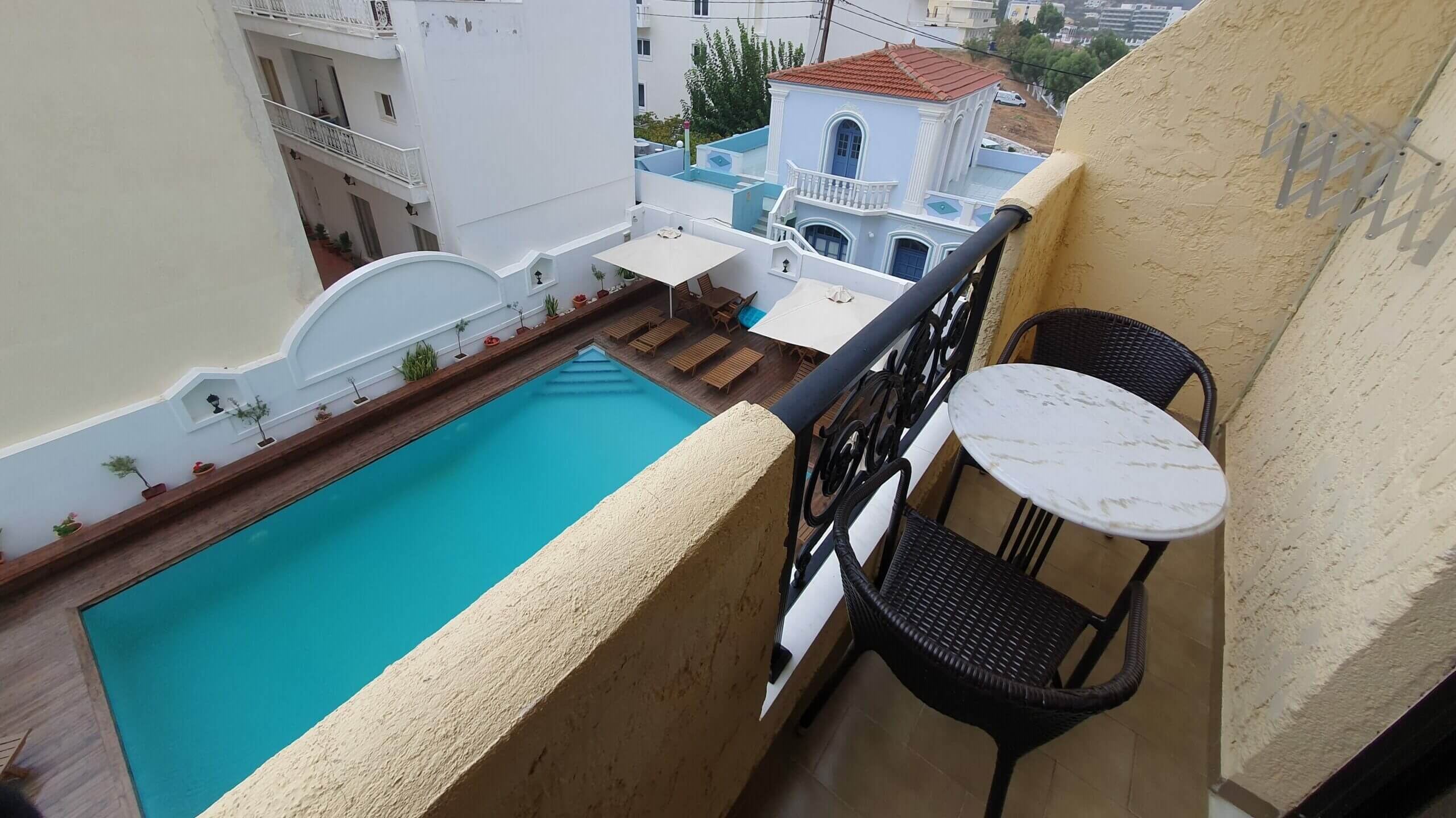 Balkon und Pool im Atlantis Hotel Karpathos