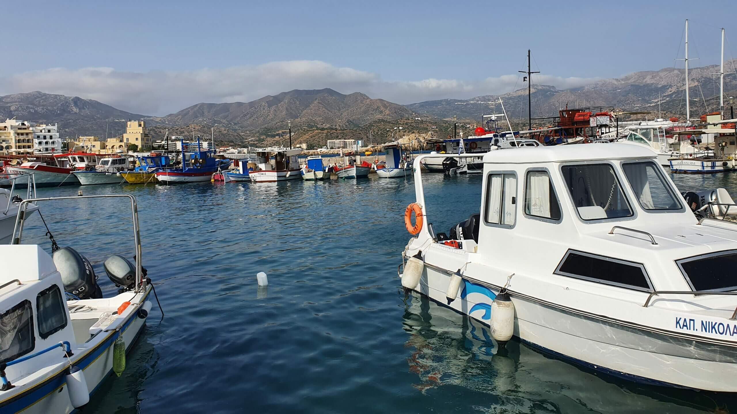Fischerboote am Hafen von Karpathos