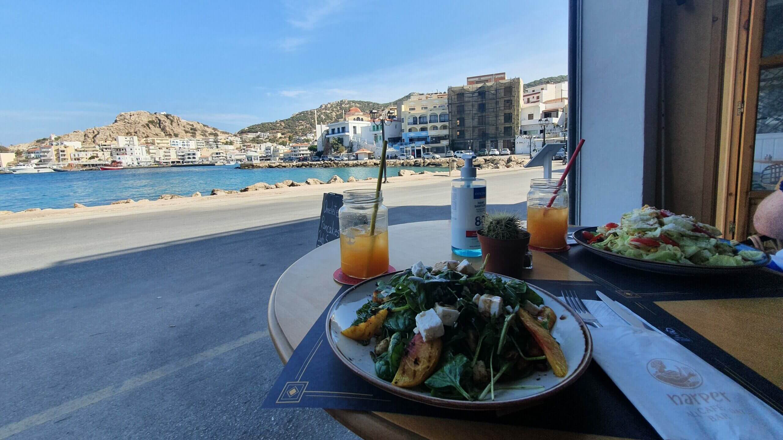 Leckerer Salat mit genialem Blick auf den Hafen im Harper all day Cafe & Restaurant