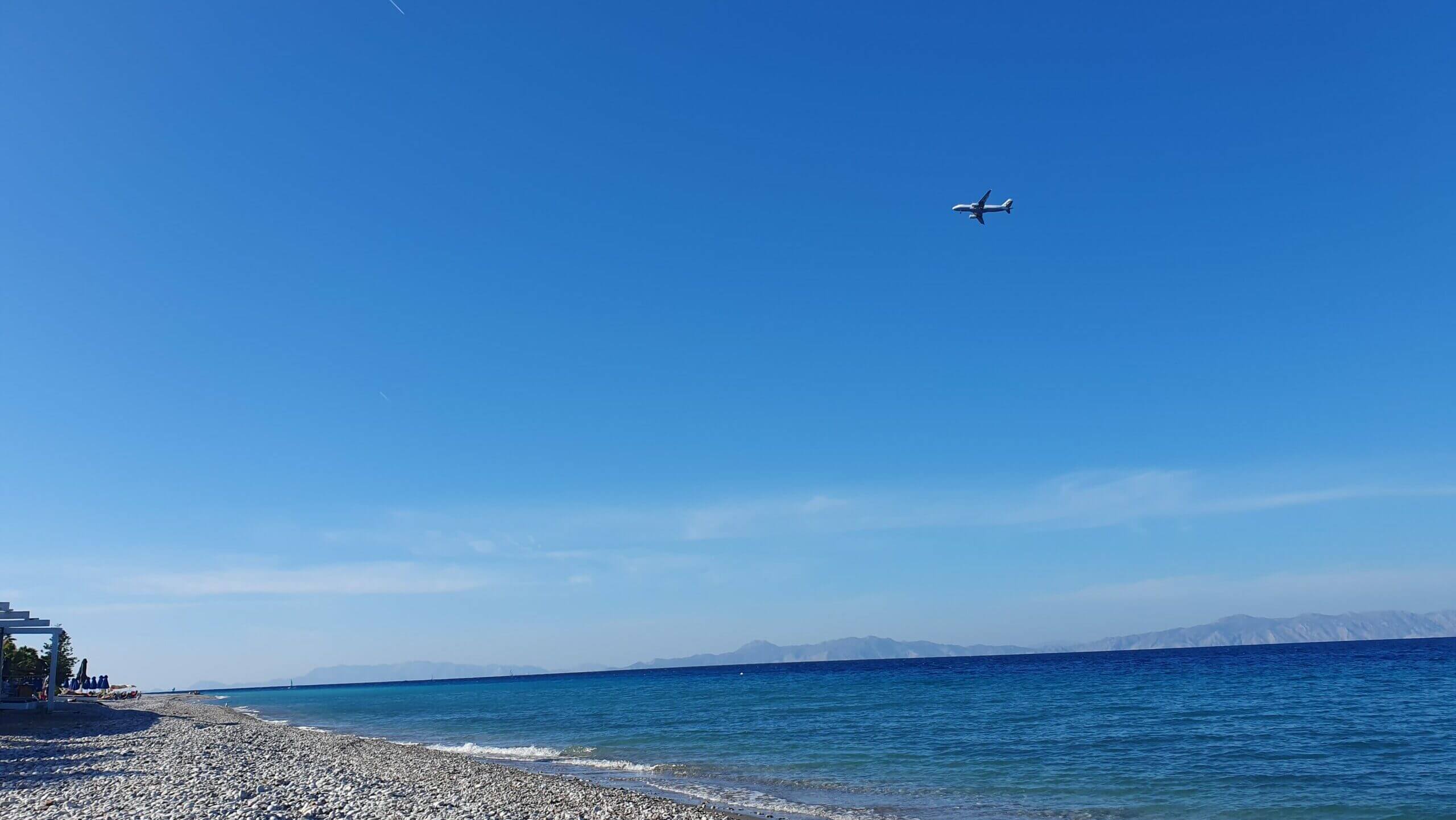 Flugzeuge beobachten am Strand von Ialysos